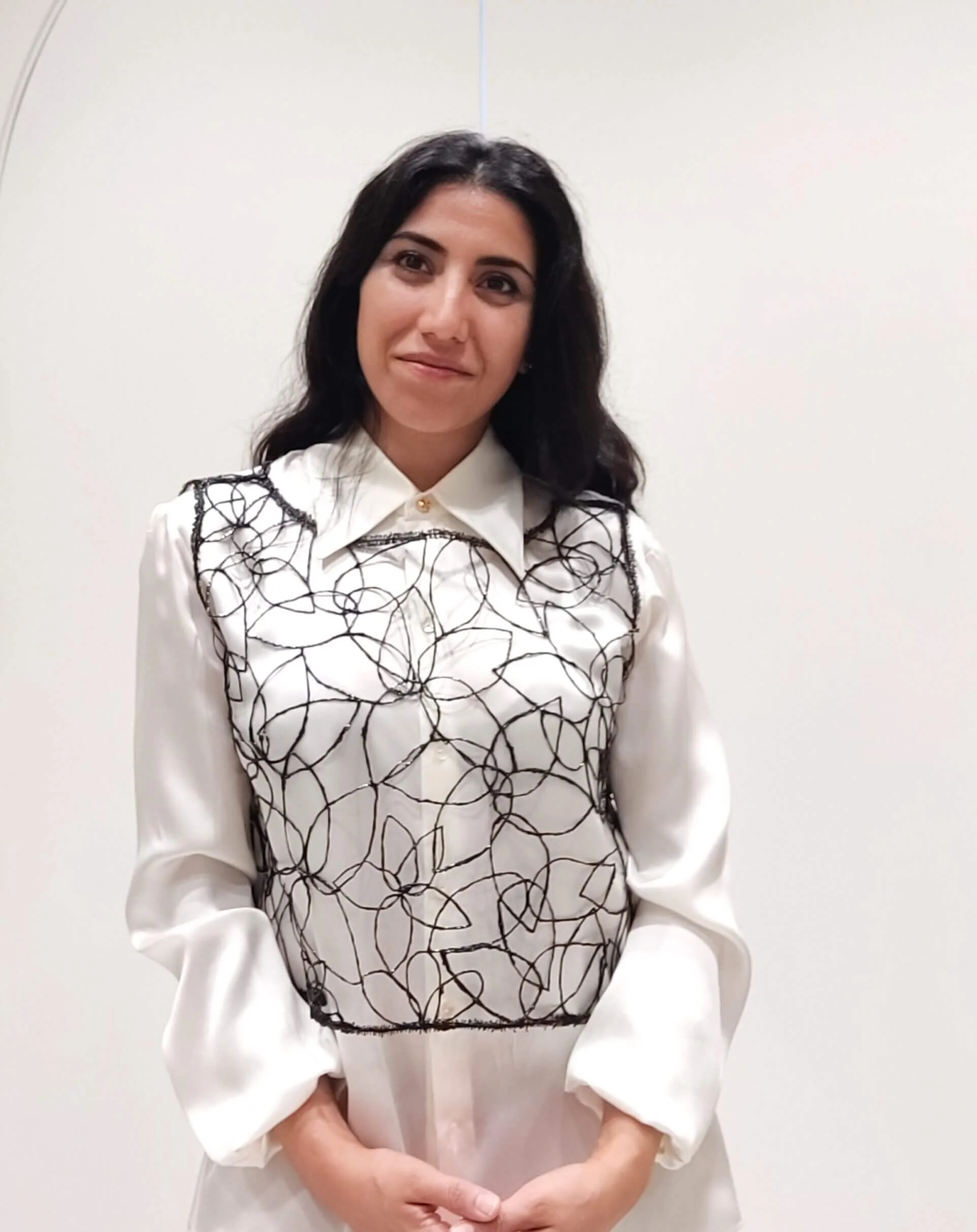 diseñadora de moda posa en su taller de madrid. directora creativa marca nodos y masum karimi 