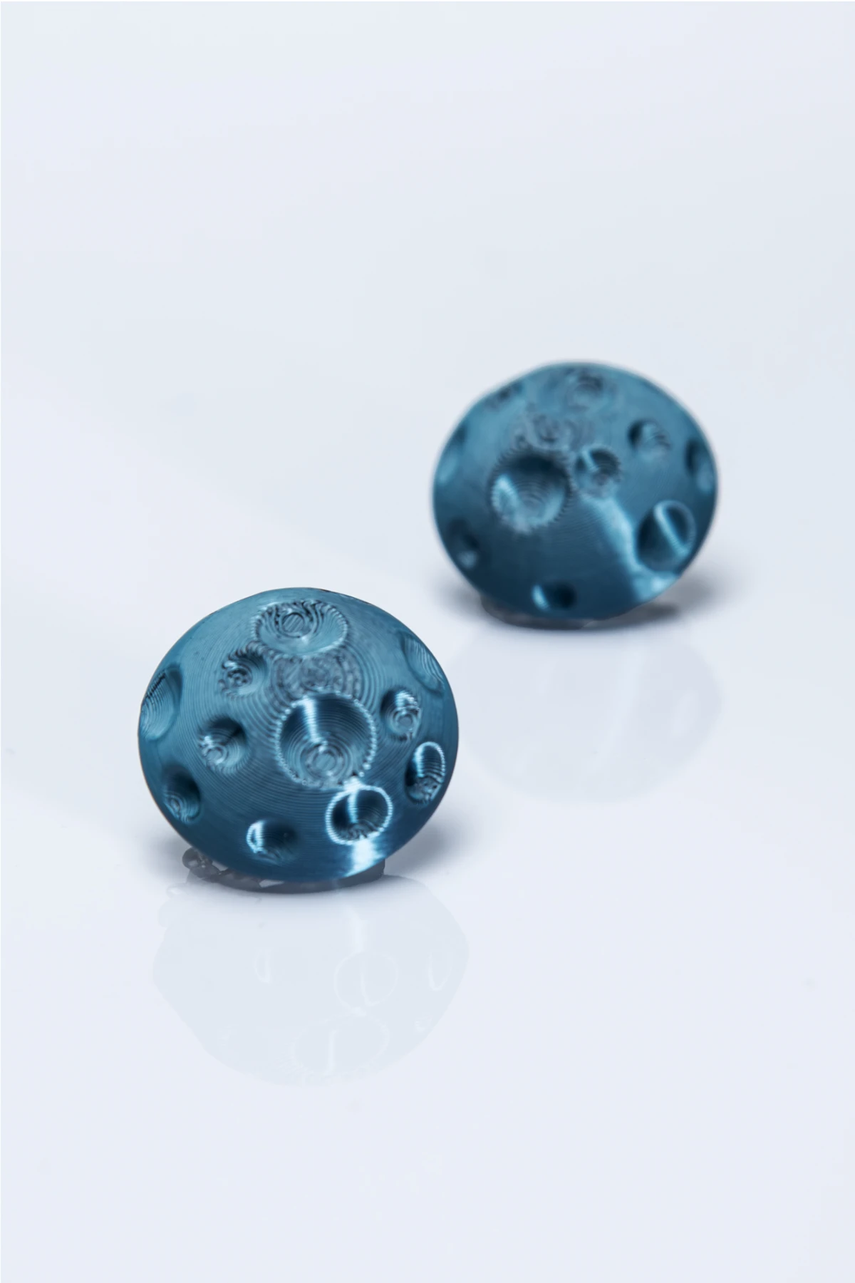 Mengua 3D printed earrings in aqua cyan – eco earrings made with sustainable biomaterials