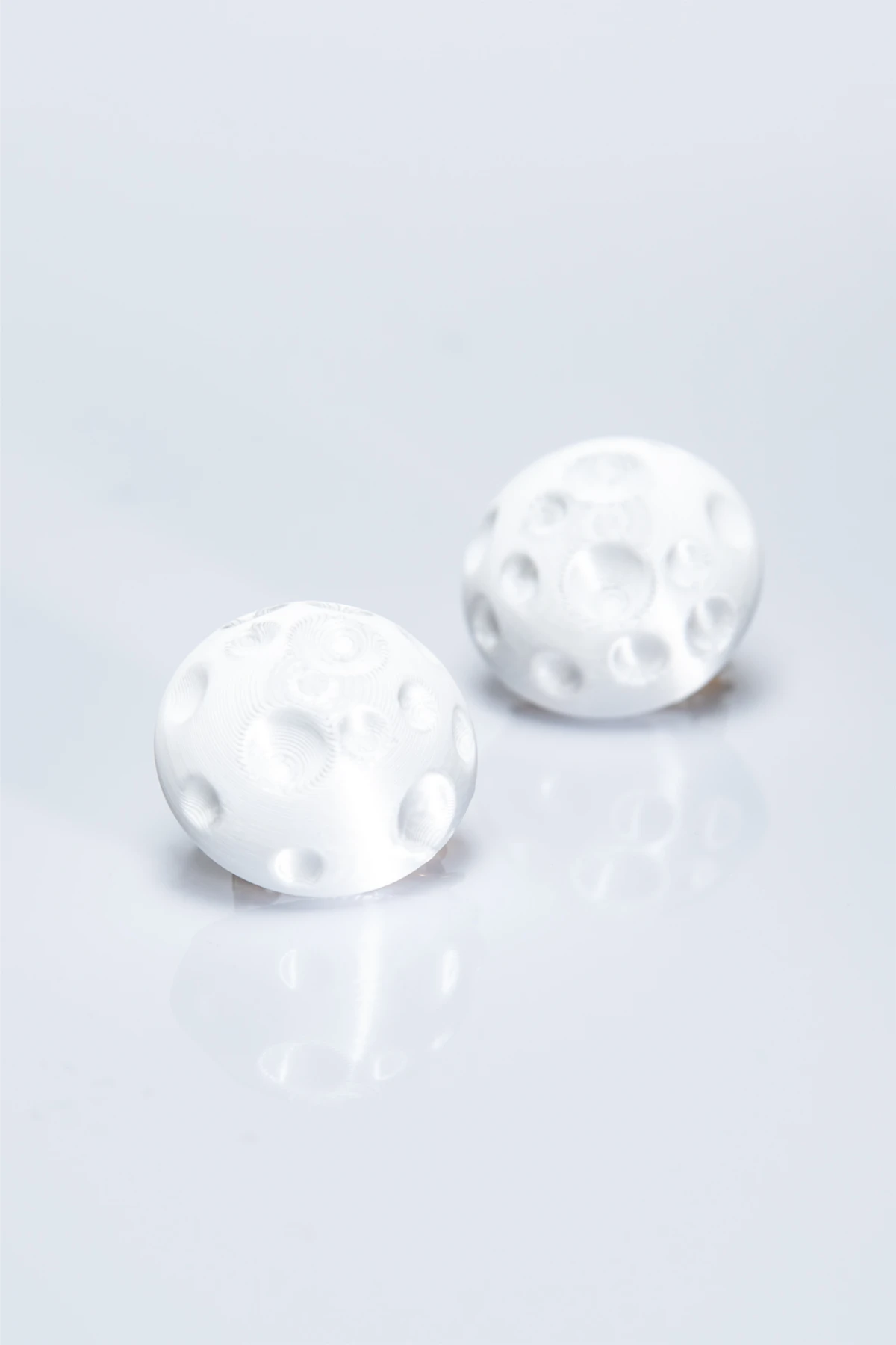 Mengua 3D printed earrings in pearl white – classic eco earrings made with sustainable biomaterials