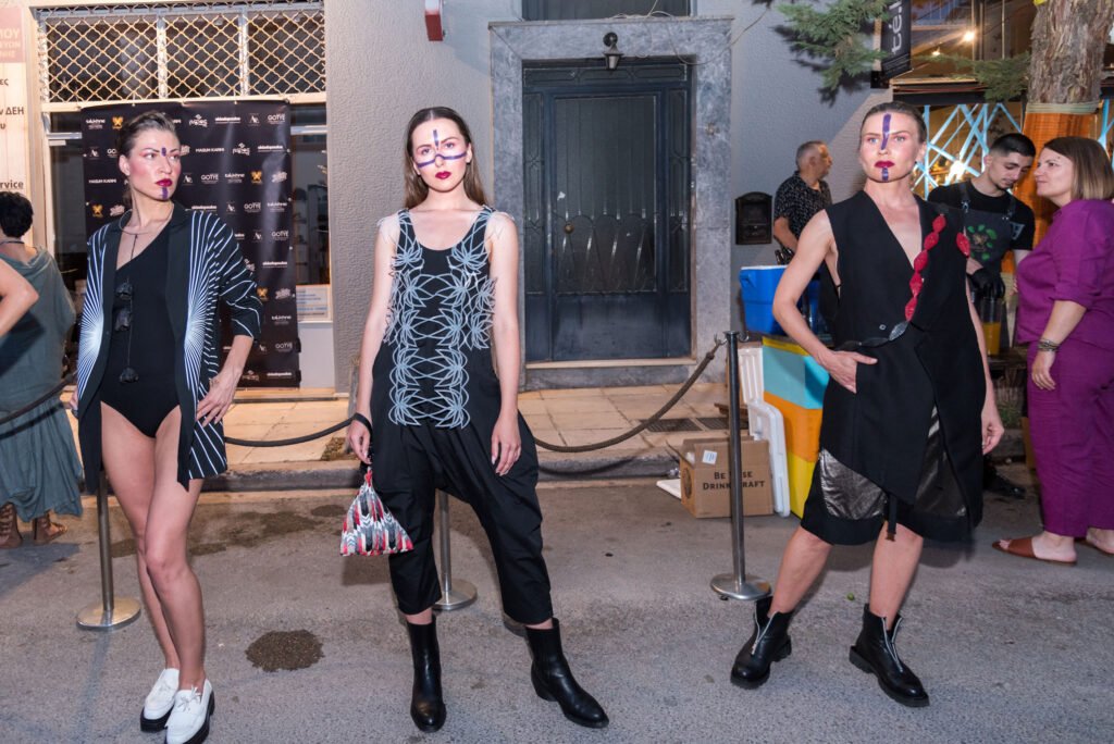 modelo posando en el photocall de street runway organizado por Nodos by G y tekhne arts crafts. con la colaboración de Masum Karimi, Gotye beauty salon, Noctua craft beer, Art podium gr y butterfly all day bar. 