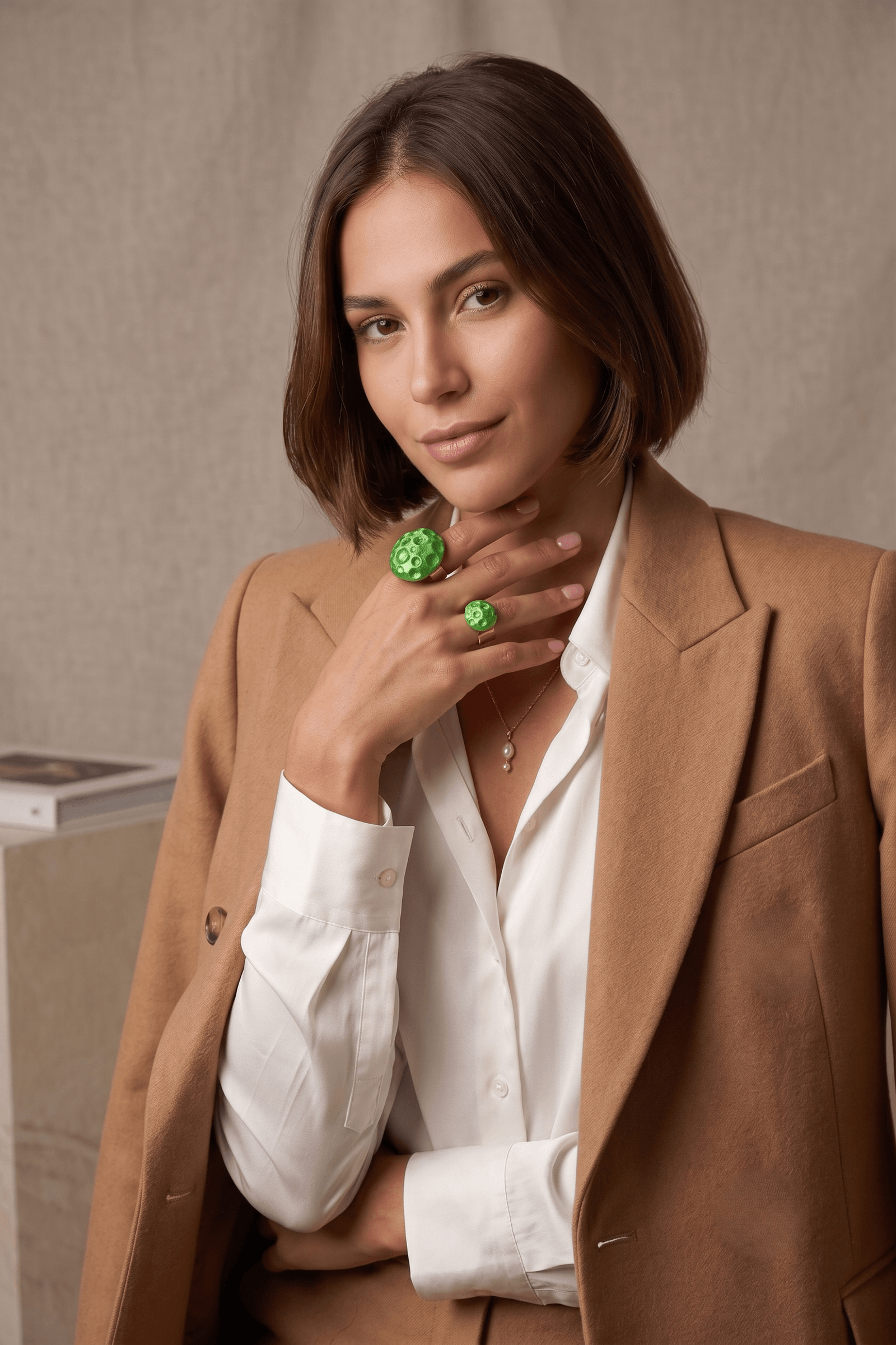 Anillo Emerald Orbit Half Moon verde - Imagen 2