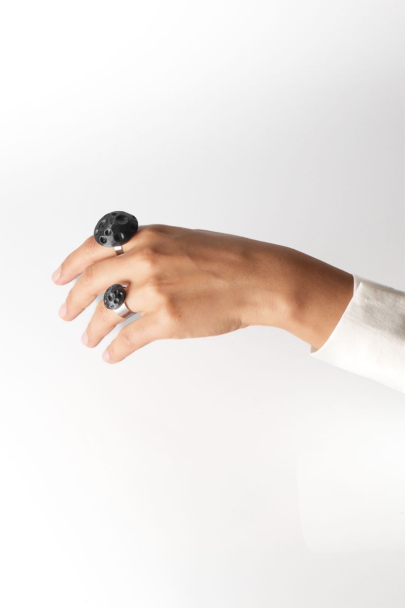 Anillo Dark Half Moon negro